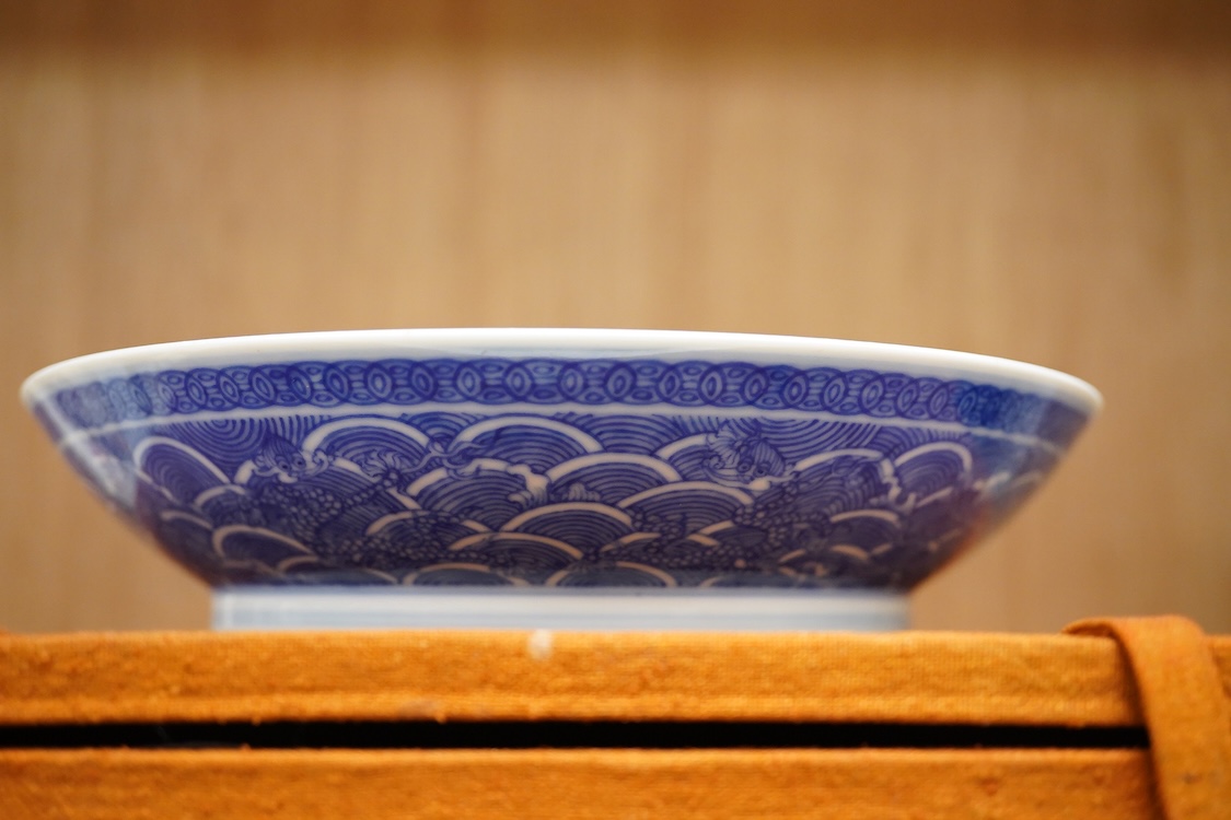 A Chinese blue and white ‘dragon’ dish in fitted box, 17cm diameter